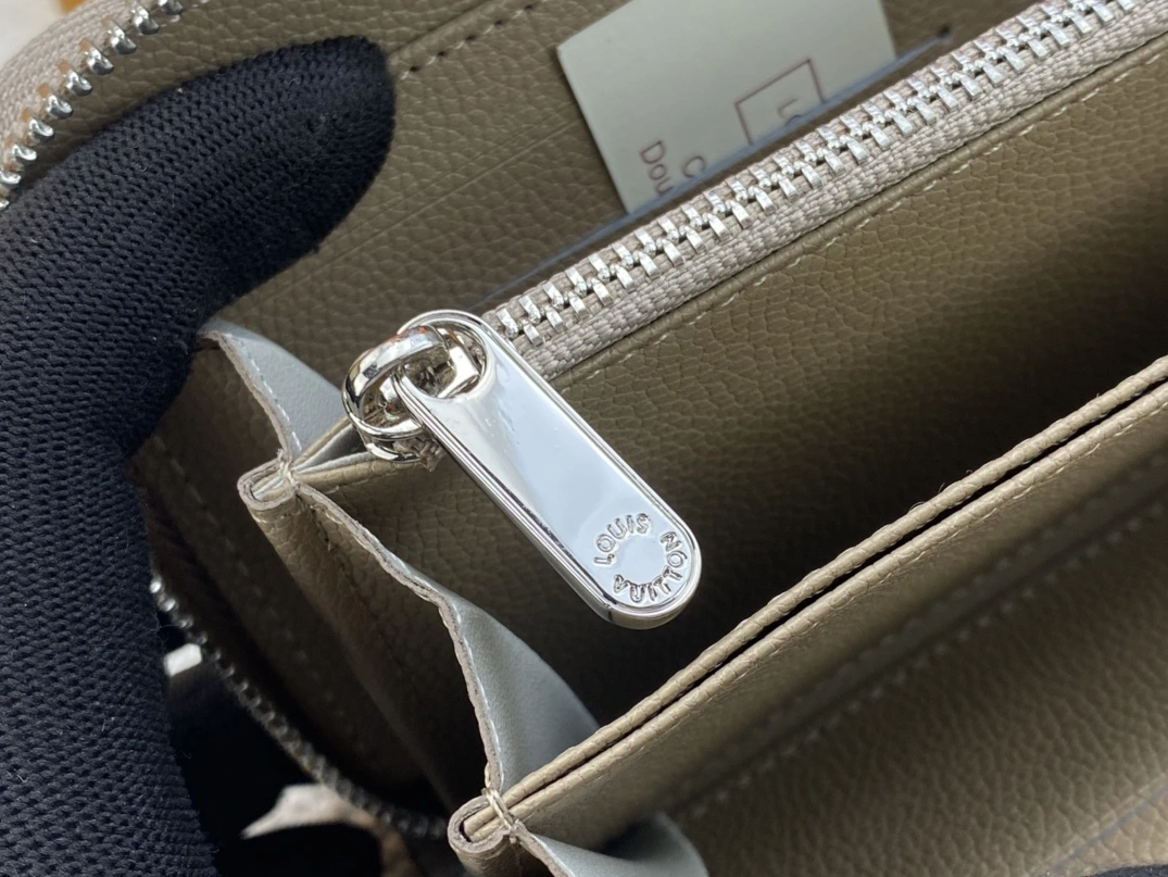 Louis Vuitton AAA Quality Wallets For Women Bold 1129 - Image 6