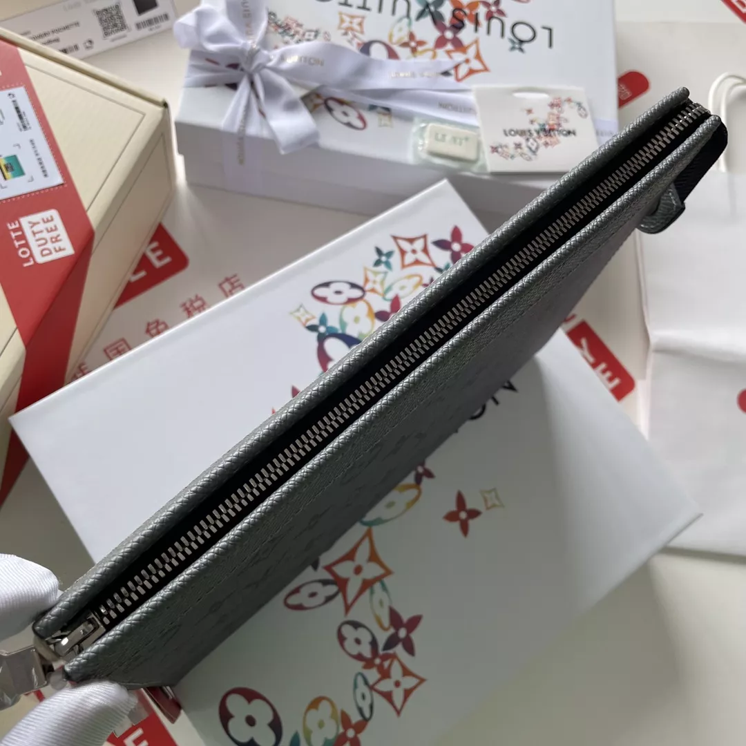 Louis Vuitton AAA Quality Wallets Lightweight 927 - Image 4