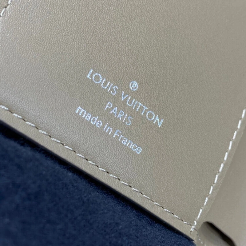 Cowhidele Louis Vuitton Capucines Compact Wallet - Image 9