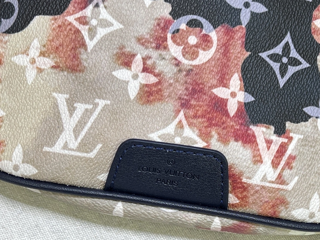 Louis Vuitton LV AAA Quality Belt Bags Comfortable 5614 - Image 5