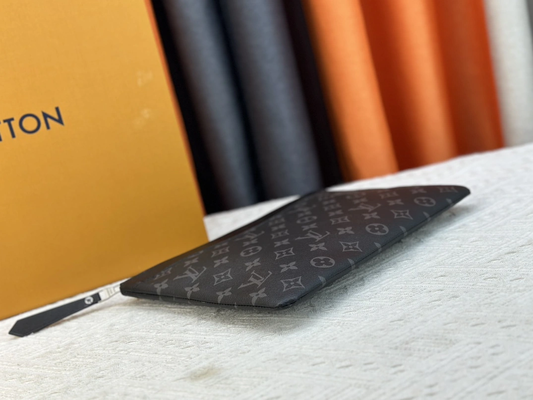 Louis Vuitton LV Wallets For Unisex Resilient 8390 - Image 4