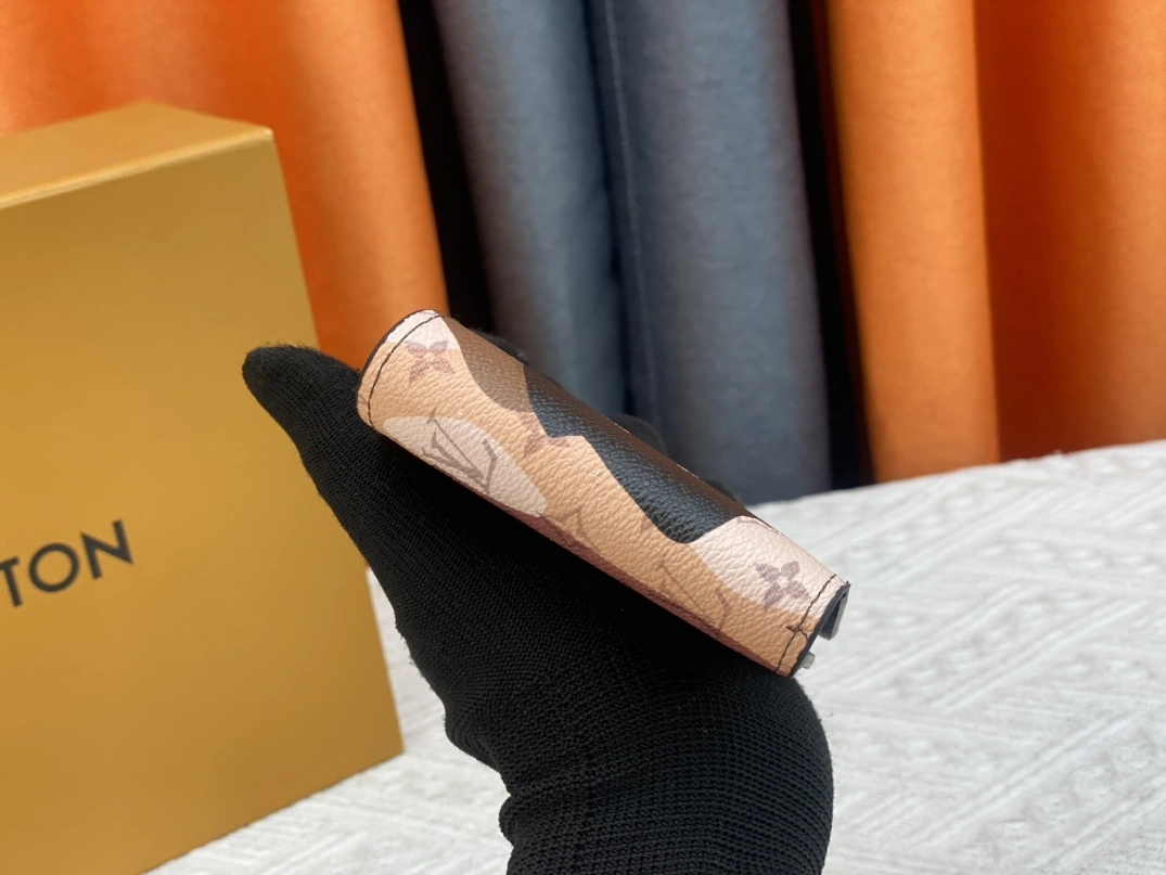 Louis Vuitton LV Wallets For Unisex Unique 742 - Image 4