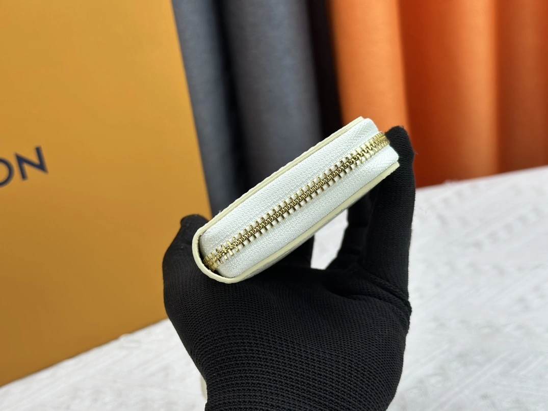 Louis Vuitton LV Wallets Minimalist 4546 - Image 5