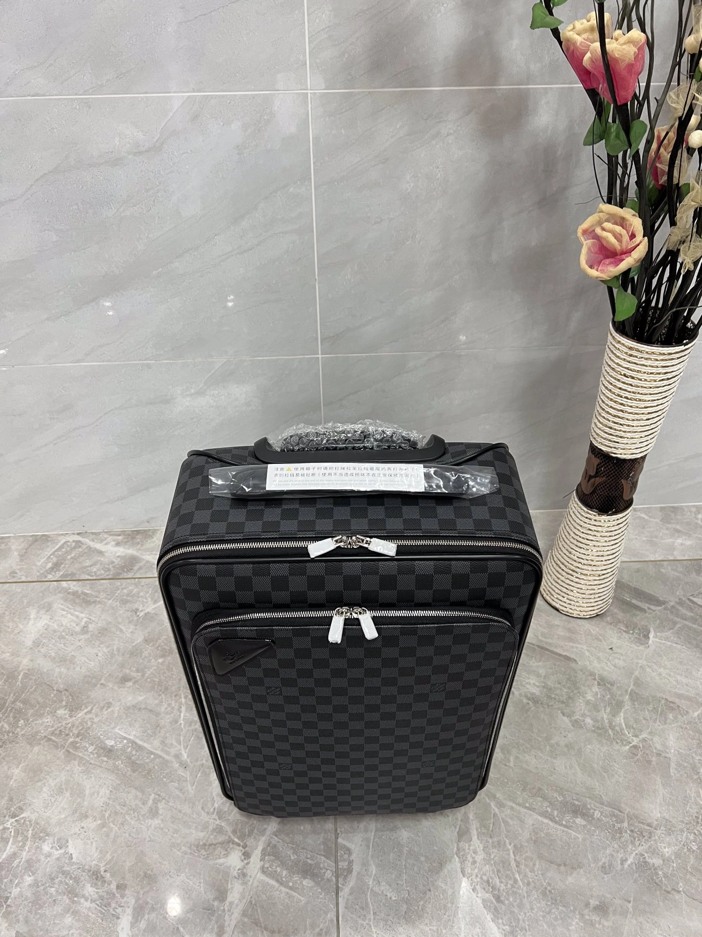 Louis Vuitton Luggage Classic 3253 - Image 4