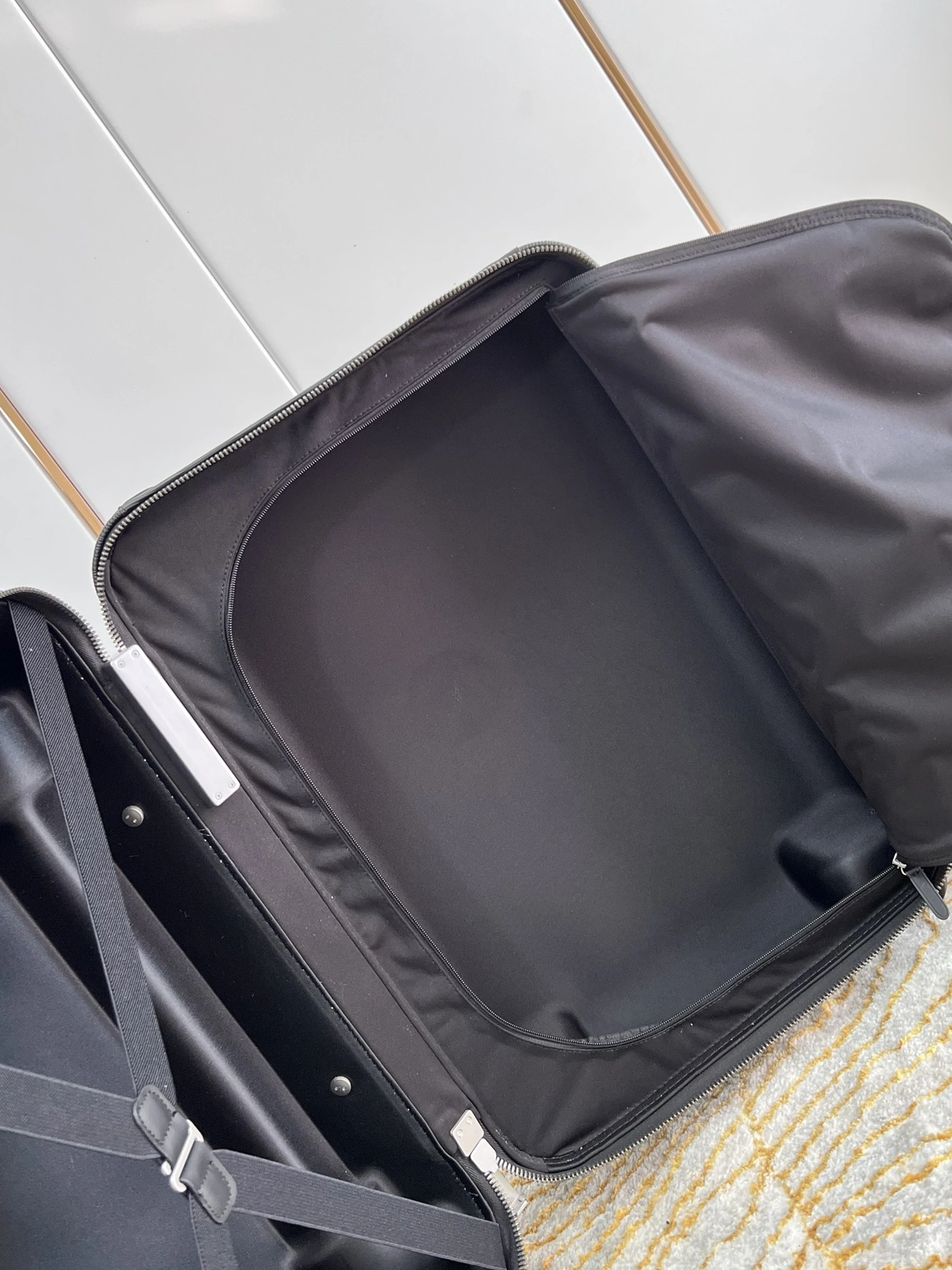 Louis Vuitton Luggage HighQuality 4387 - Image 8