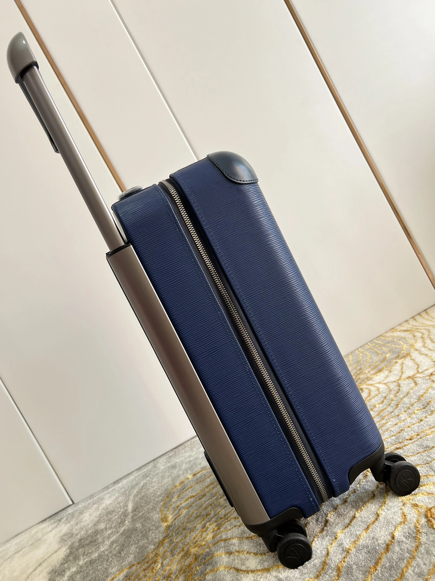 Louis Vuitton Luggage Unique 6069 - Image 3