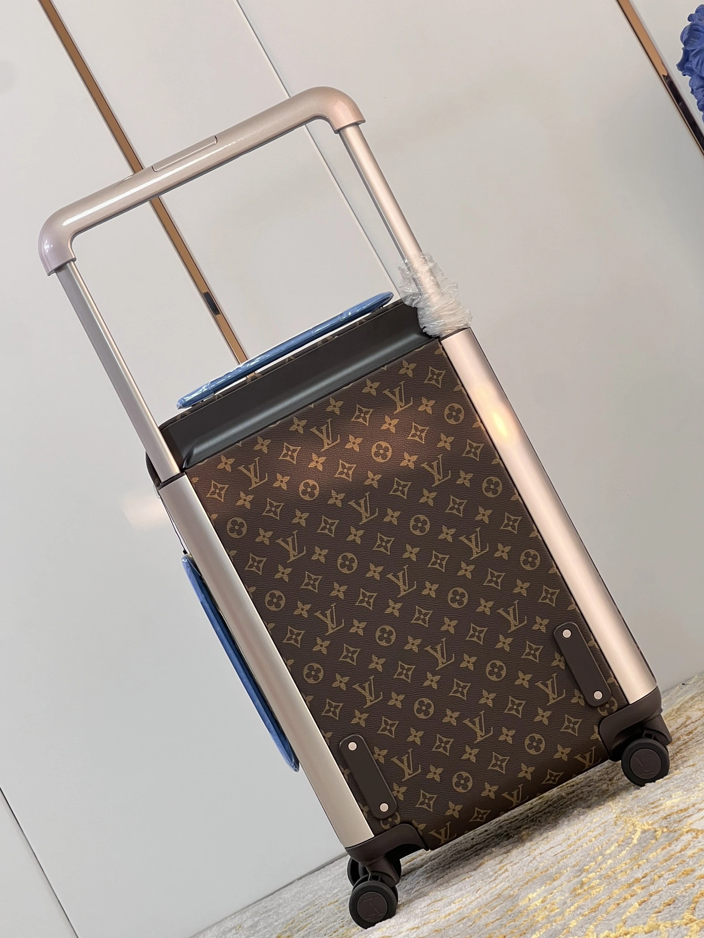 Louis Vuitton Luggage WellDesigned 6111 - Image 3