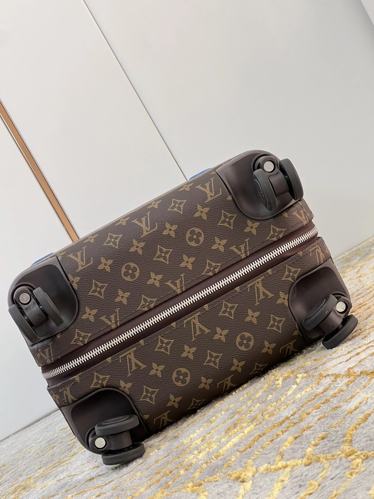 Louis Vuitton Luggage WellDesigned 6111 - Image 7