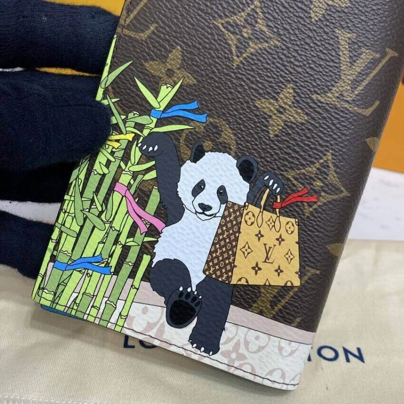 1 flat po Louis Vuitton Monogram Canvas Passport Cover - Image 5