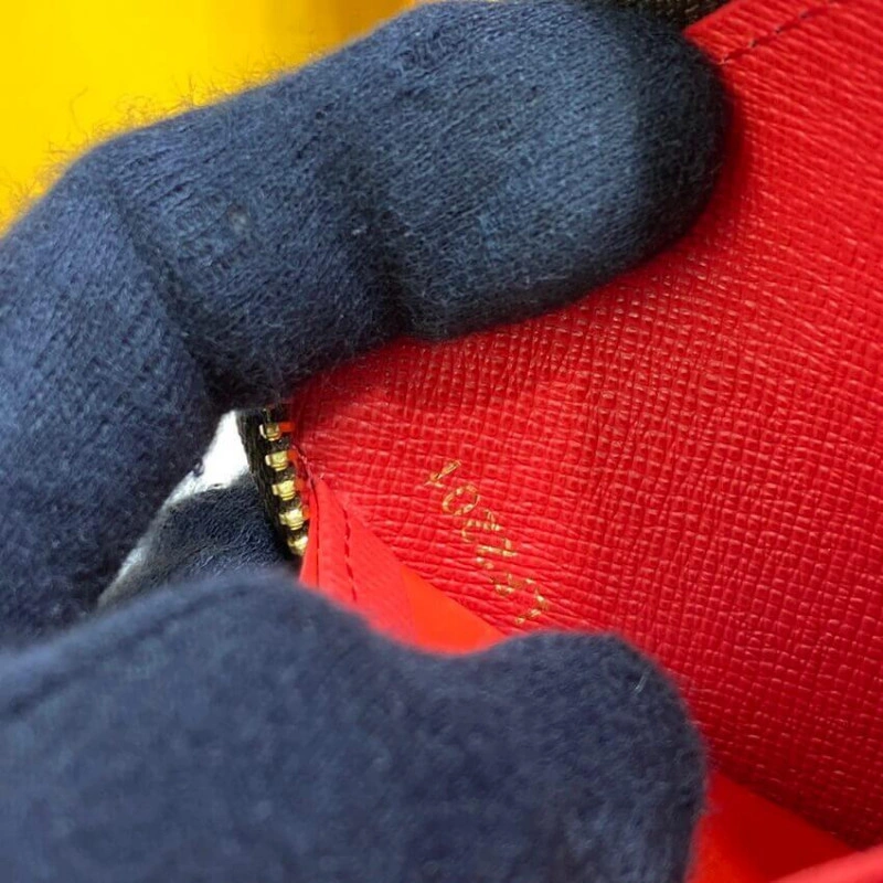 Zip closu Louis Vuitton Monogram Canvas Zippy Wallet - Image 9