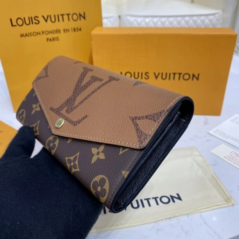 Outside f Louis Vuitton Monogram Sarah Wallet - Image 3