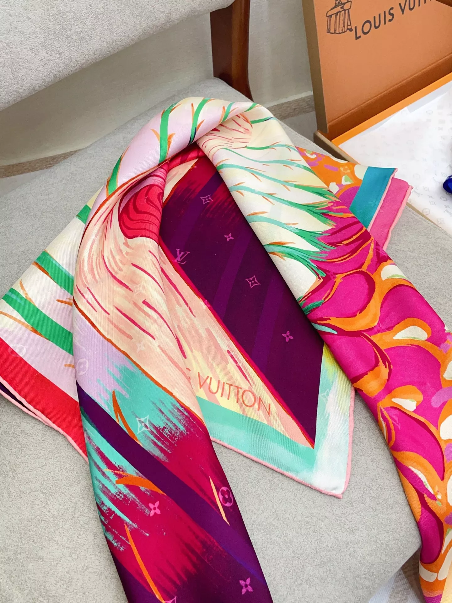 Louis Vuitton Silk Square Cozy 9081 - Image 4