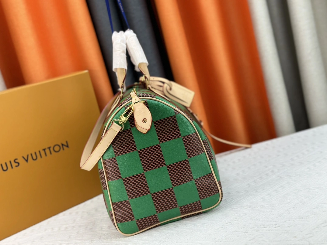 Minimalist 5735 Louis Vuitton Travel Bags For Women - Image 3