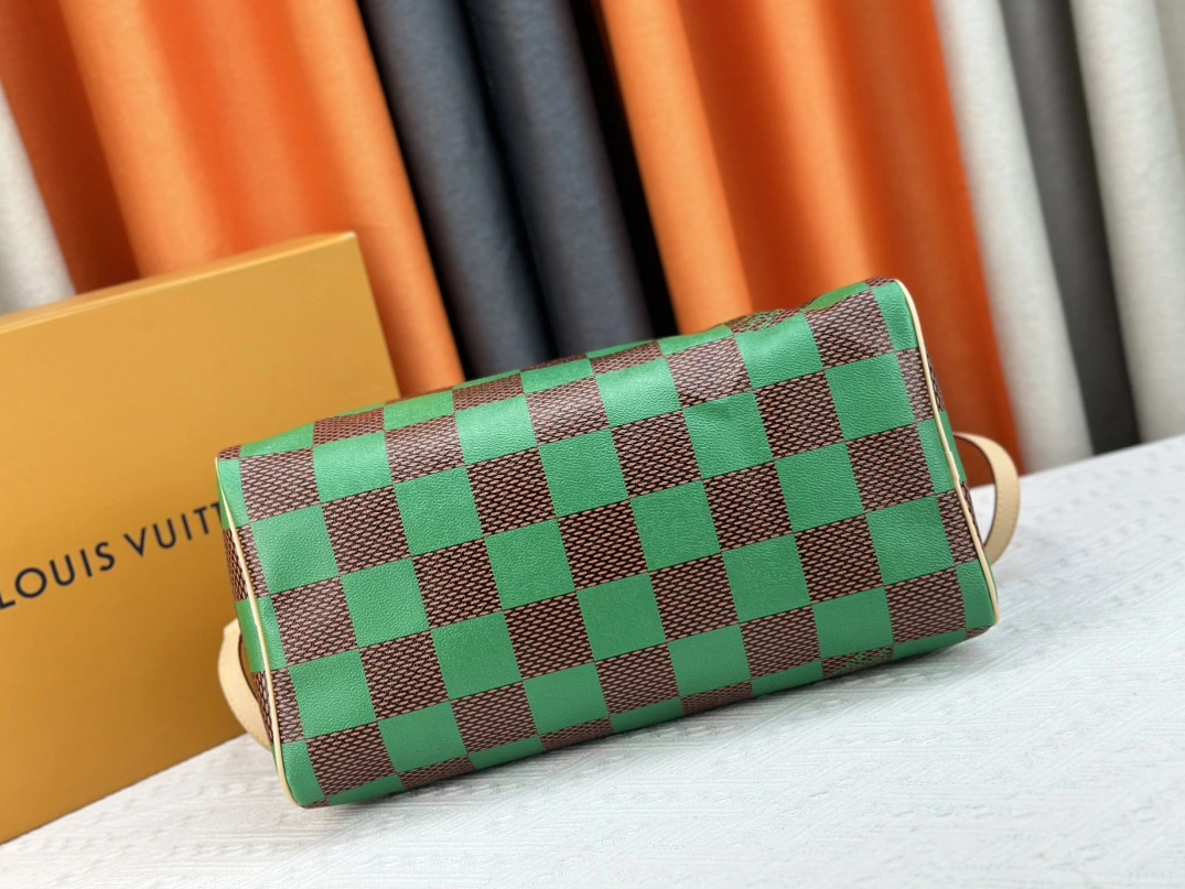 Minimalist 5735 Louis Vuitton Travel Bags For Women - Image 5