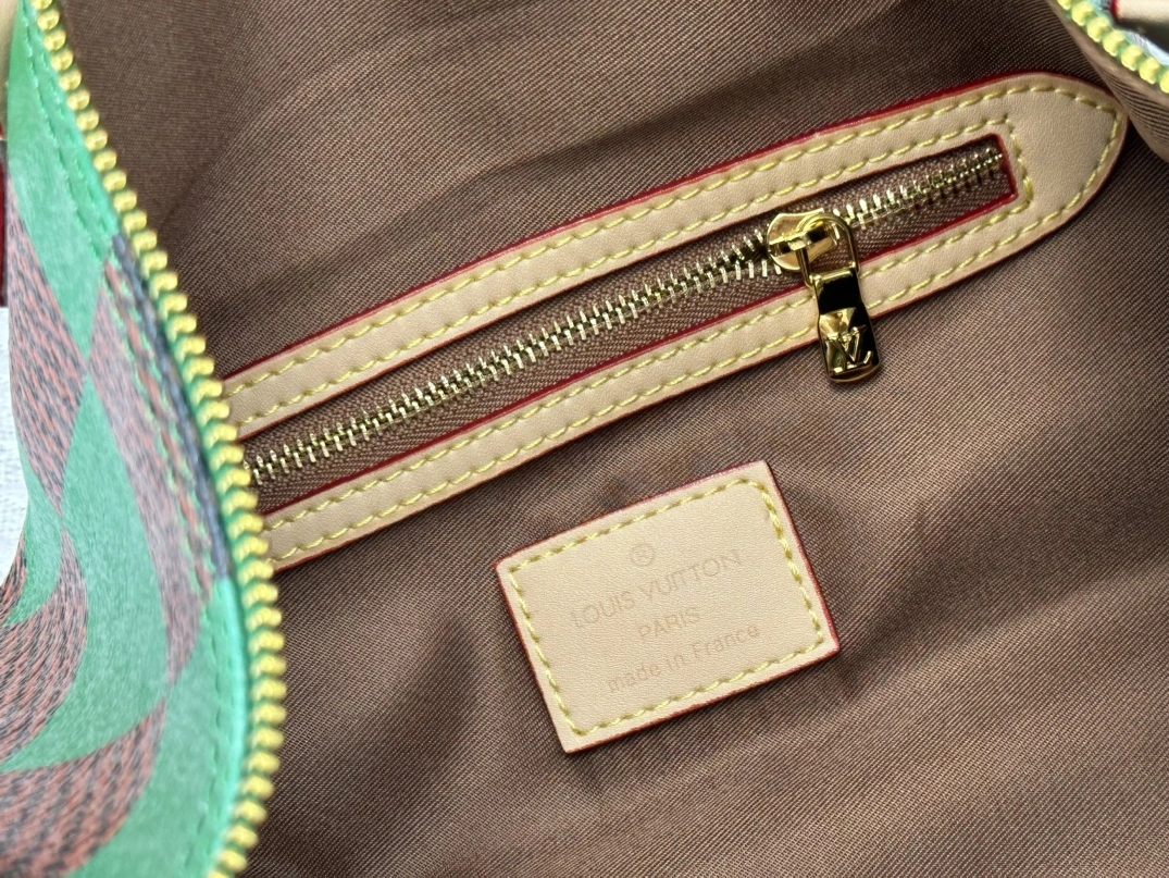 Minimalist 5735 Louis Vuitton Travel Bags For Women - Image 7