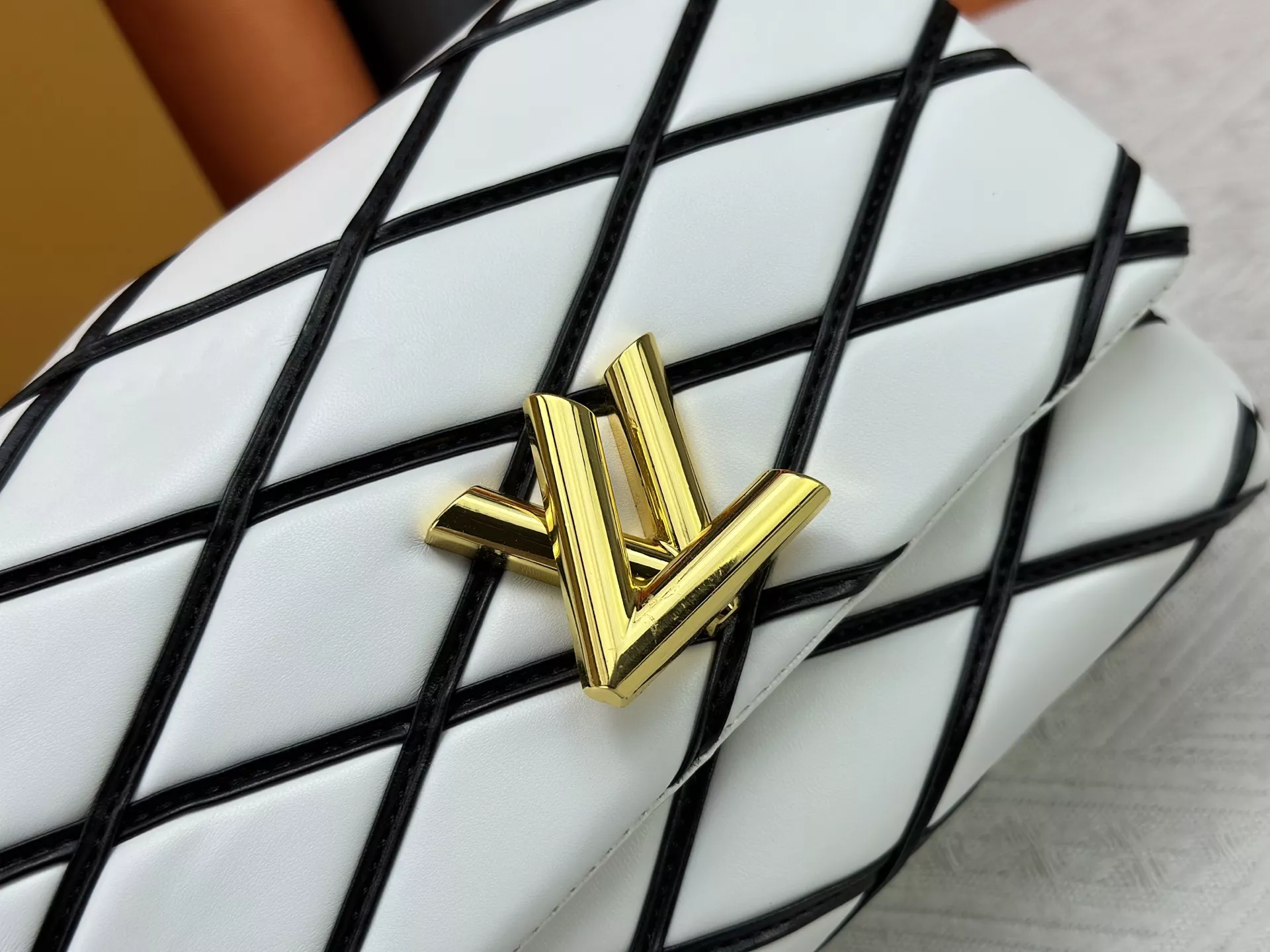 Modern 4460 Louis Vuitton AAA Quality Messenger Bags For Women - Image 7