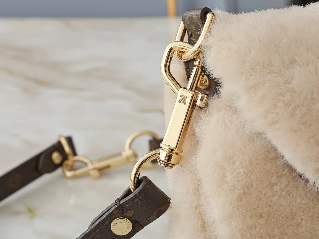 ModernLook 4518 Louis Vuitton AAA Quality Messenger Bags For Women - Image 6