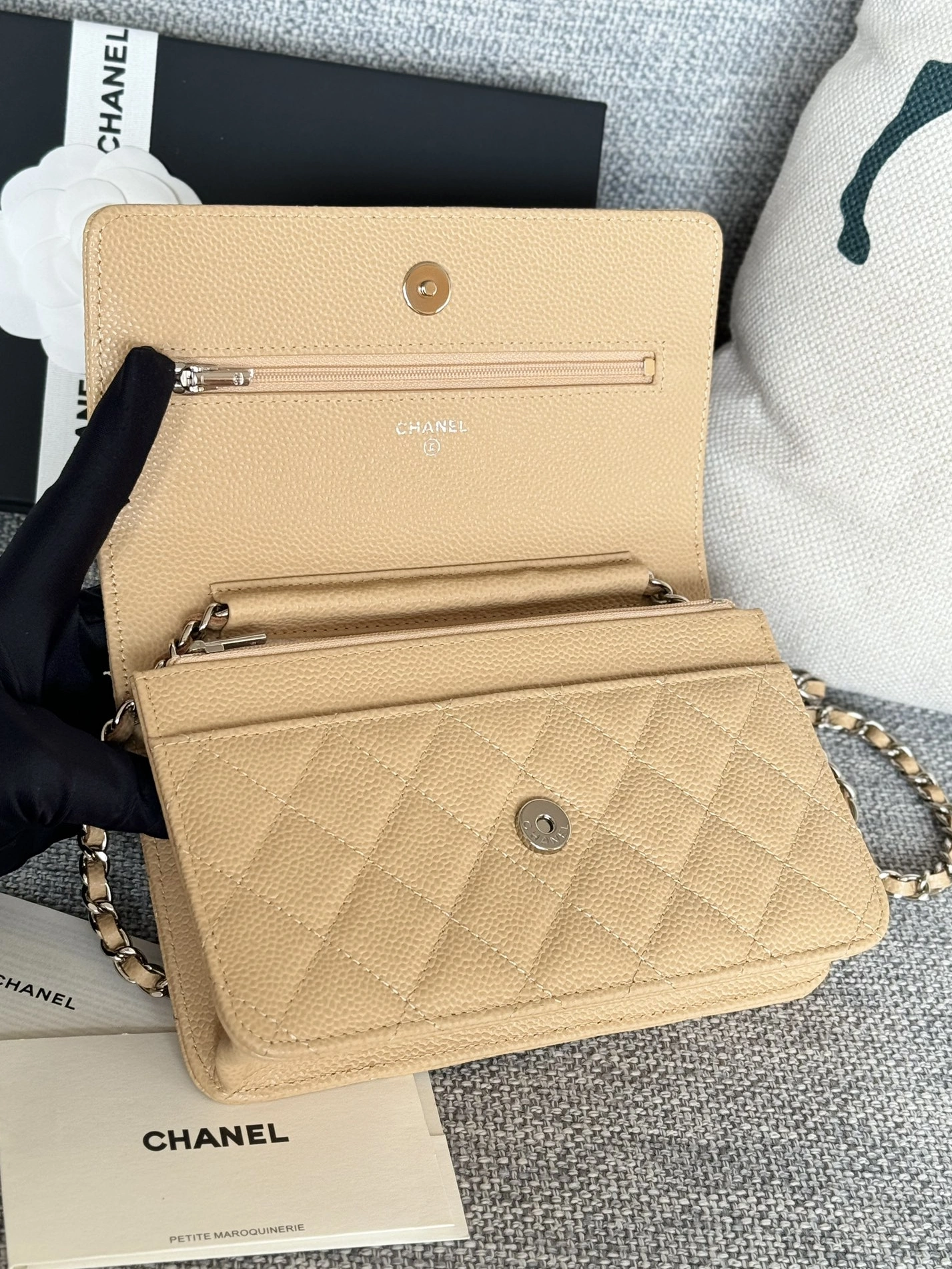 ModernLook 4538 Chanel AAA Quality Messenger Bags In Silver For Women - Image 5