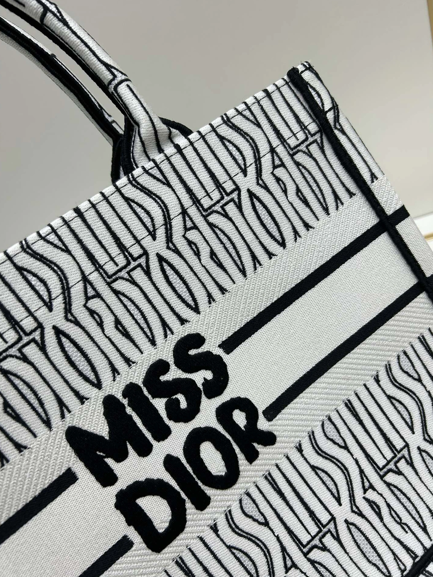 ModernLook 8048 Christian Dior AAA Quality Tote-Handbags For Women - Image 6