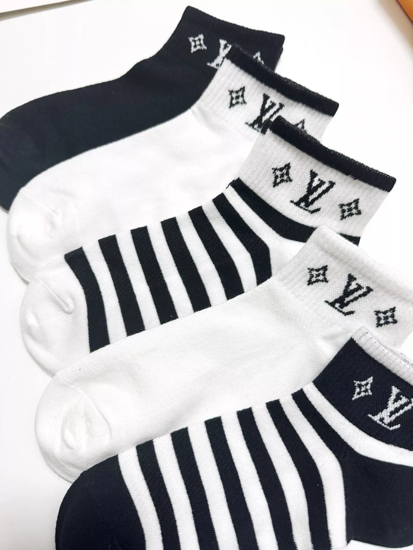 ModernLook 8290 Louis Vuitton LV Socks - Image 5