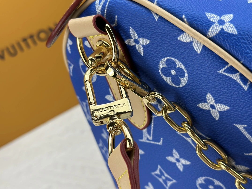 Refined 3871 Louis Vuitton Travel Bags - Image 6