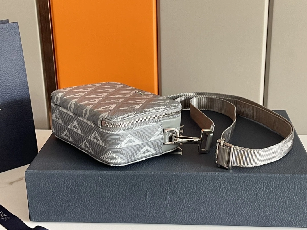 Refined 5953 Christian Dior AAA Man Messenger Bags - Image 4