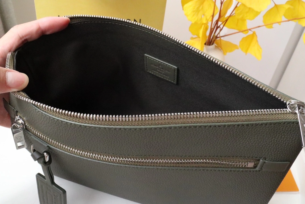 Resilient 1750 Louis Vuitton AAA Quality Wallets For Unisex - Image 7