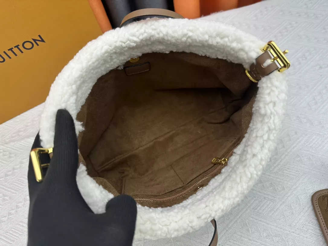 Resilient 4282 Louis Vuitton AAA Quality Shoulder Bags For Women - Image 8