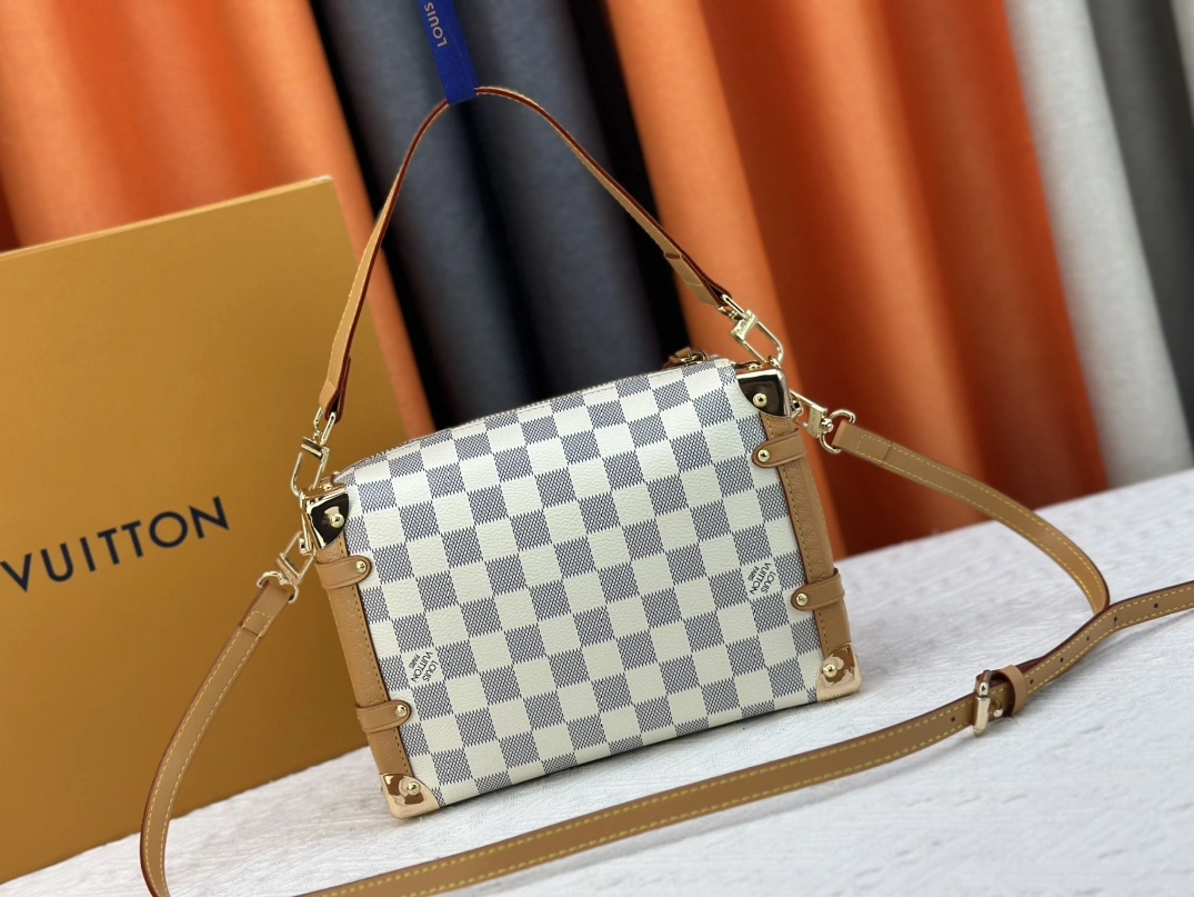 Sleek 1244 Louis Vuitton AAA Quality Messenger Bags For Unisex - Image 4