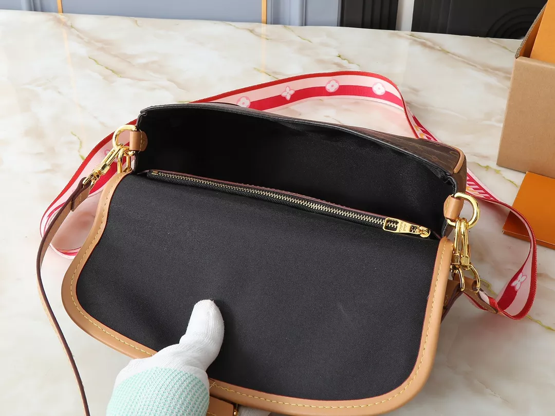 Sleek 2905 Louis Vuitton AAA Quality Messenger Bags For Women - Image 8