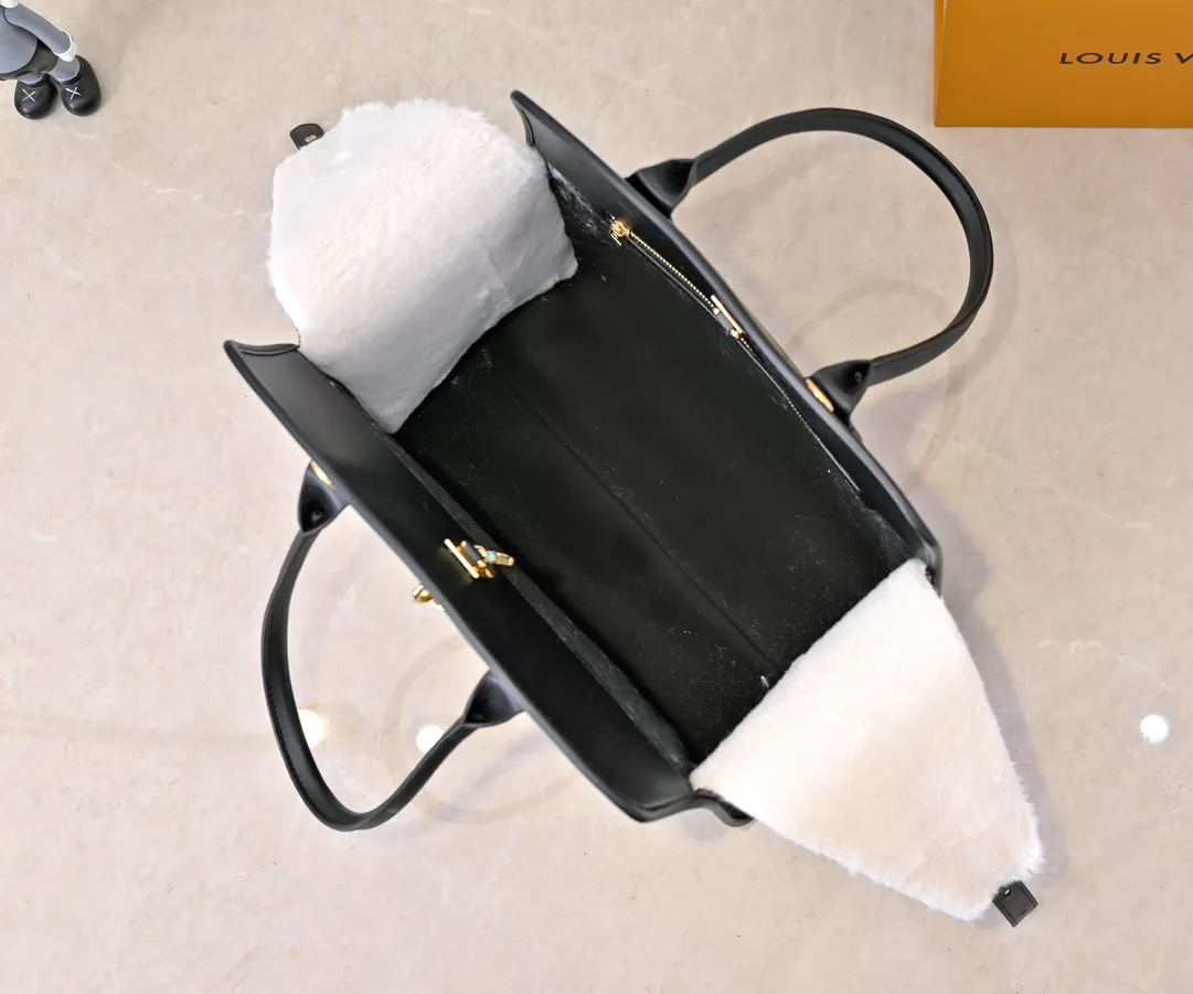 Sleek 3692 Louis Vuitton AAA Quality Handbags For Women - Image 8