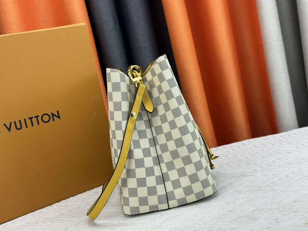 Sleek 8763 Louis Vuitton AAA Quality Messenger Bags For Women