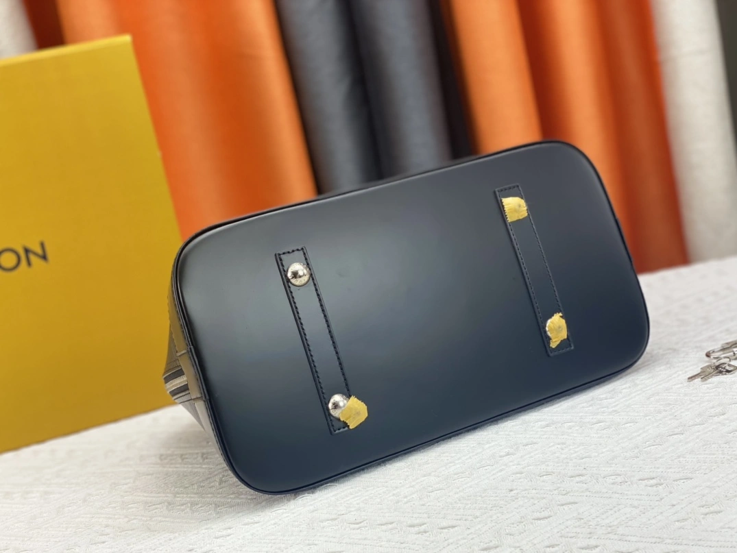 Soft 1570 Louis Vuitton AAA Quality Handbags For Women - Image 4