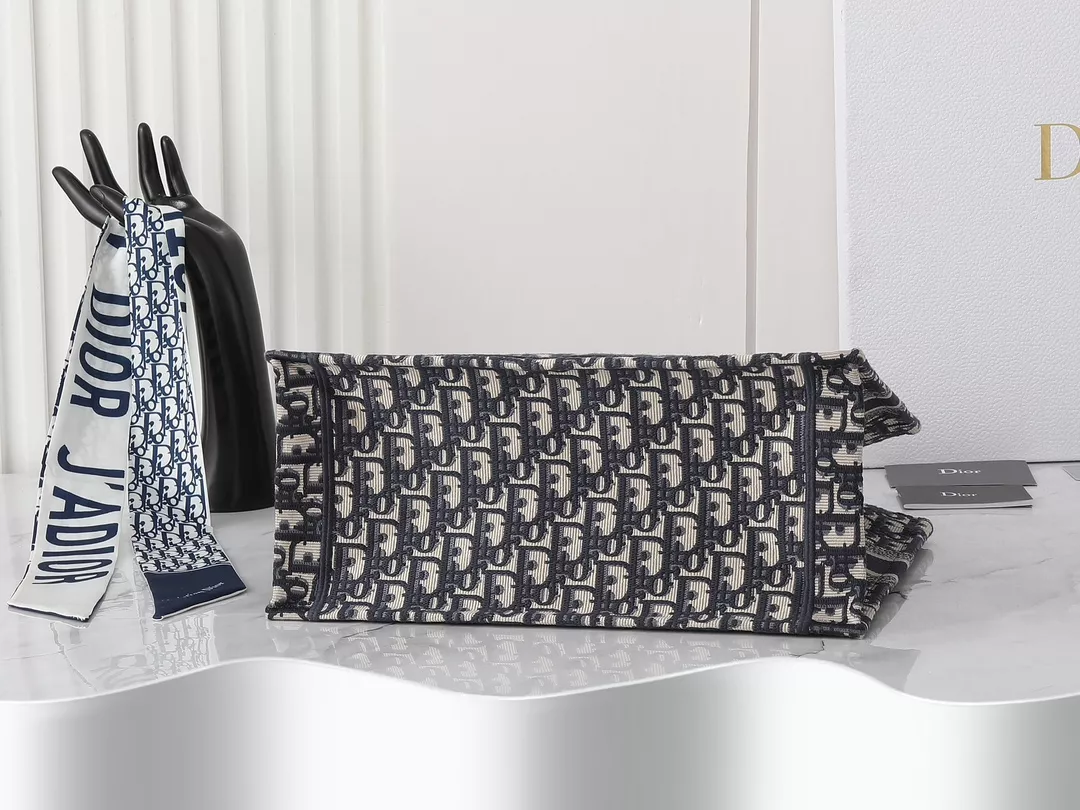 Trendsetting 567 Christian Dior AAA Quality Tote-Handbags For Women - Image 7