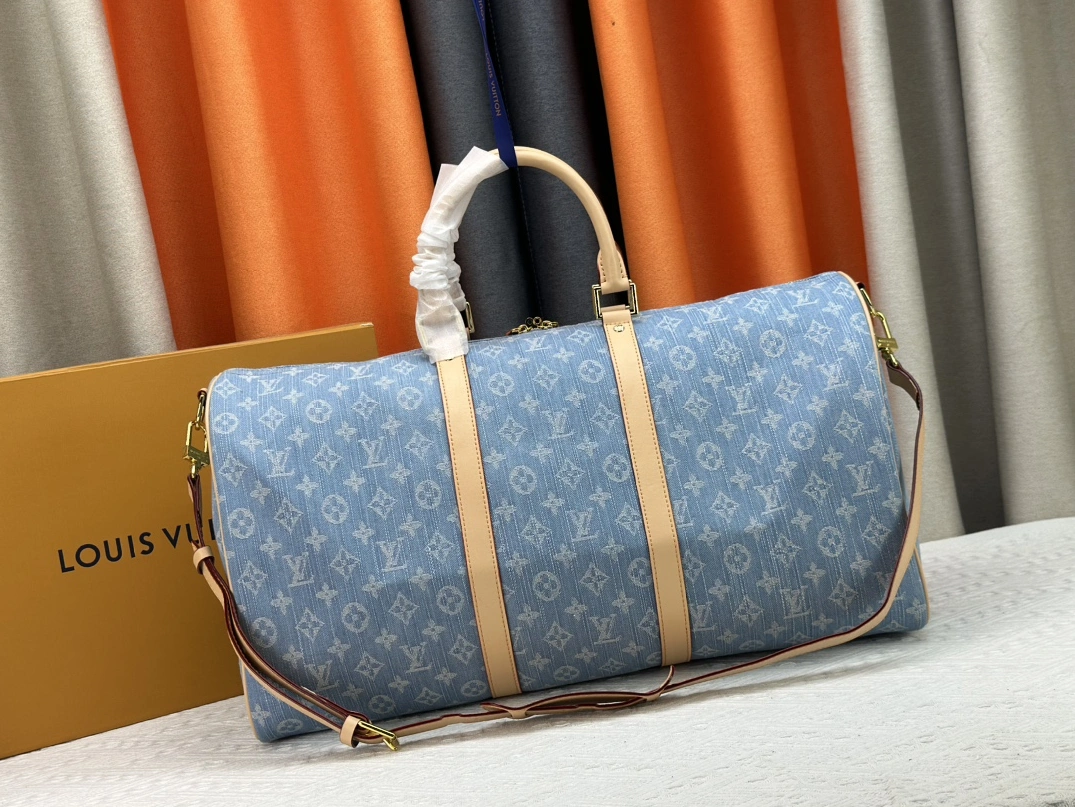Versatile 1780 Louis Vuitton Travel Bags - Image 4