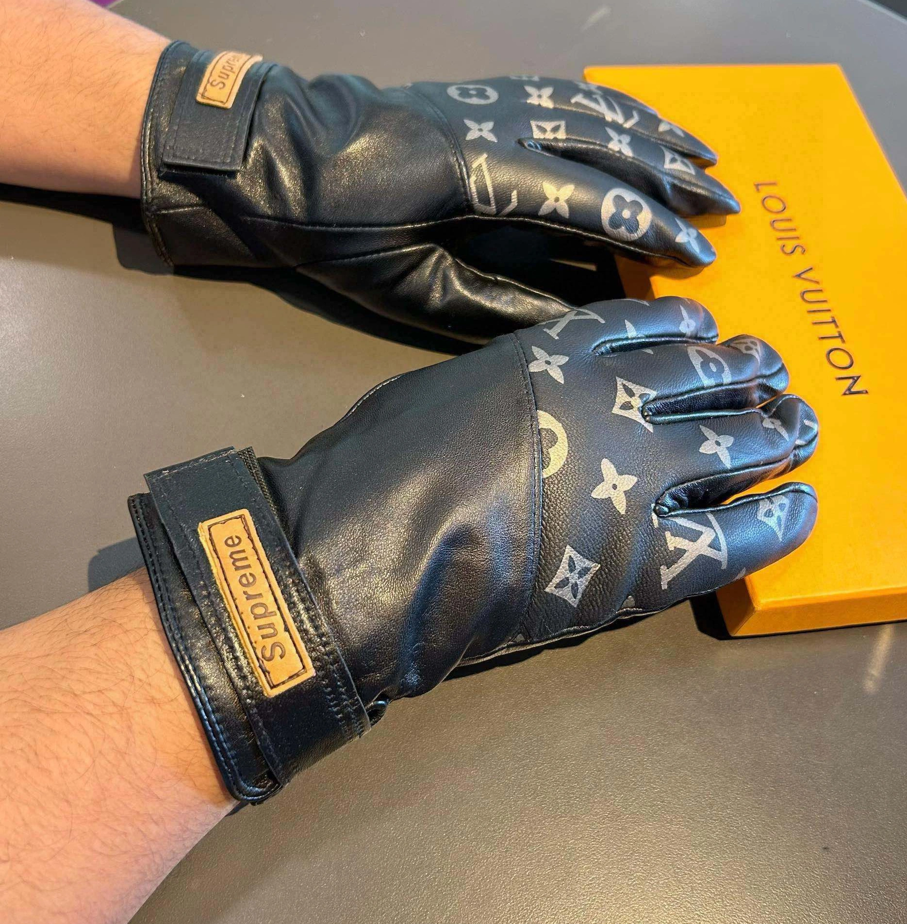 Versatile 2971 Louis Vuitton LV Gloves For Men - Image 3