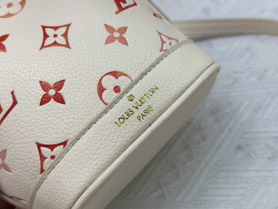 Versatile 4499 Louis Vuitton AAA Quality Messenger Bags For Women - Image 5