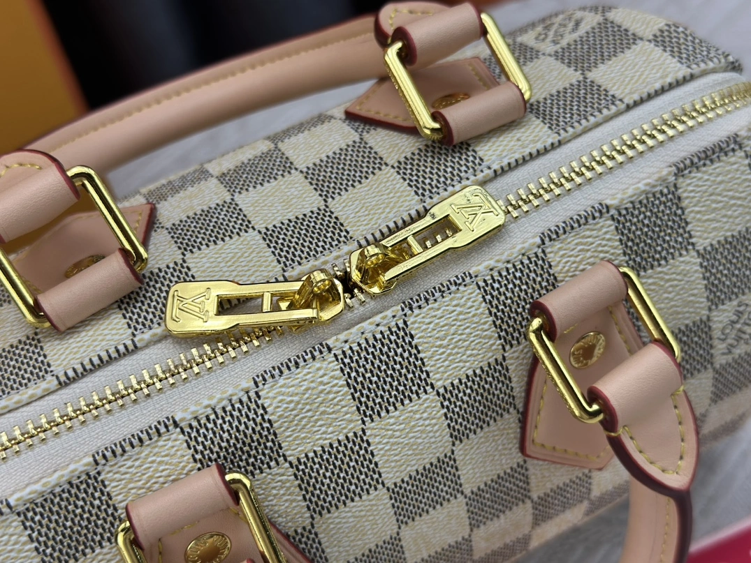 Versatile 8142 Louis Vuitton AAA Quality Handbags For Women - Image 7