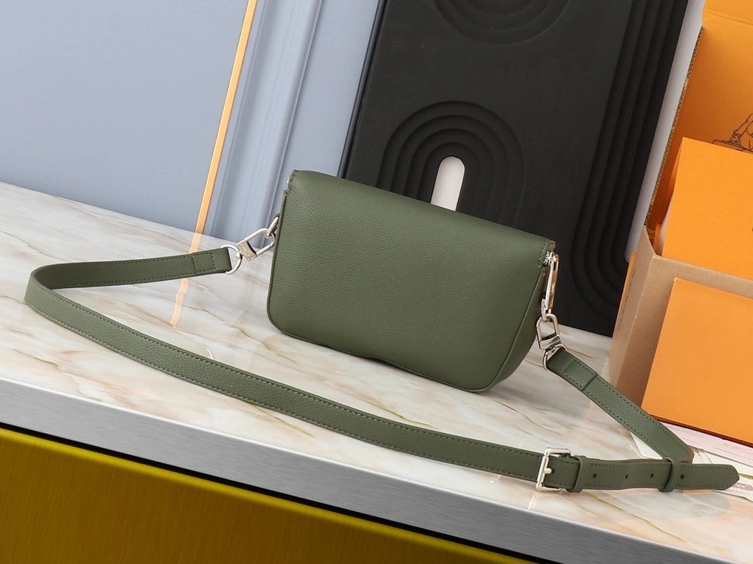 WellDesigned 1900 Louis Vuitton AAA Quality Messenger Bags For Unisex