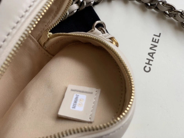 CHANEL 19 CHANELUTCH WITH CHAIN SmartChoice 104 - Image 8
