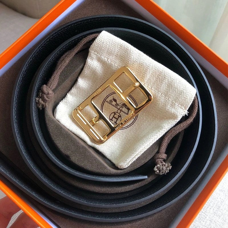 Hermes Cape Buckle 32MM Reversible Belt Togo Leather In Black - Image 4