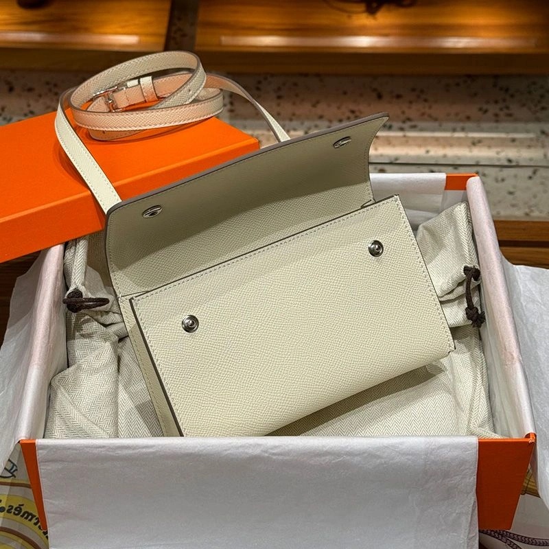 Hermes Hermesnap Wallet Epsom Leather Palladium Hardware In White - Image 4