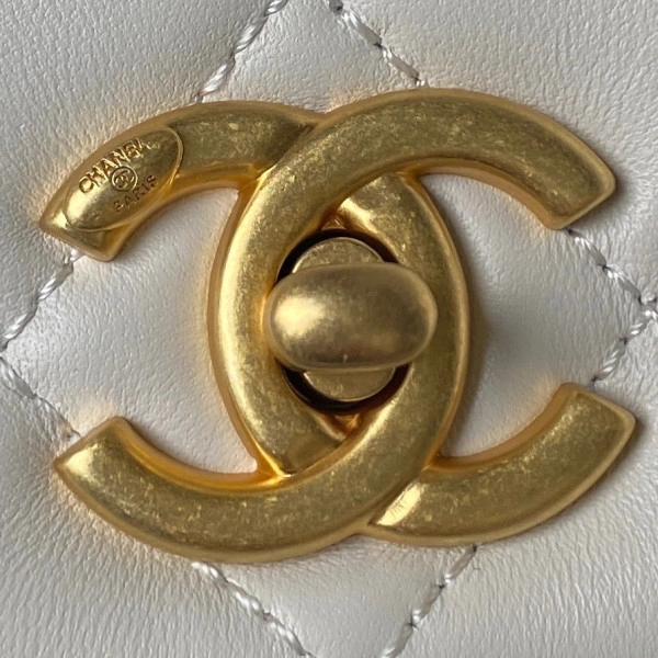 CHANEL SMALL FLAP BAG Fashionable 372 - Image 3